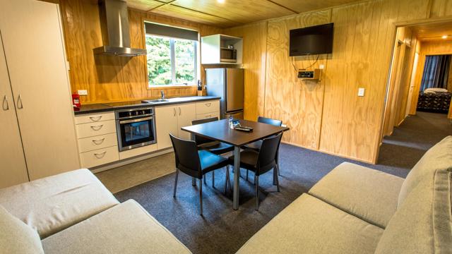 Kitchen and Dining in 2 Bedroom Motel at Fox Glacier TOP 10