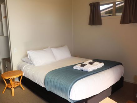 bed in seaview motel at Pohara Beach TOP 10