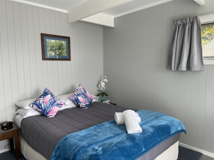 Motutere Bay Deluxe Family Cabin Bedroom