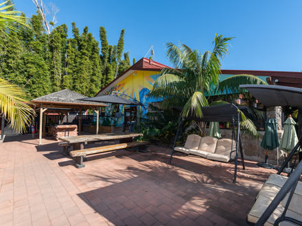 Ahipara TOP 10 Holiday Park courtyard