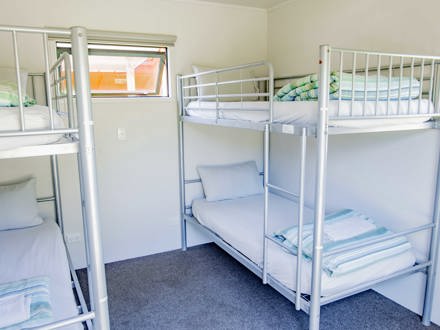 Hot Water Beach TOP 10 Backpacker Cabin Interior