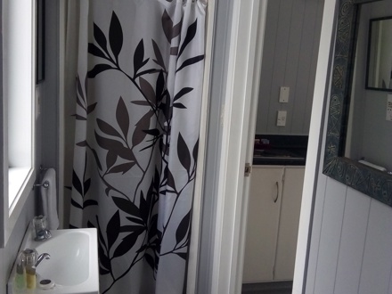 Motutere Bay TOP 10 Self Contained Unit Bathroom
