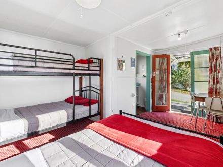 Hampshire Holiday Parks - Glendhu Bay Economy Cabin