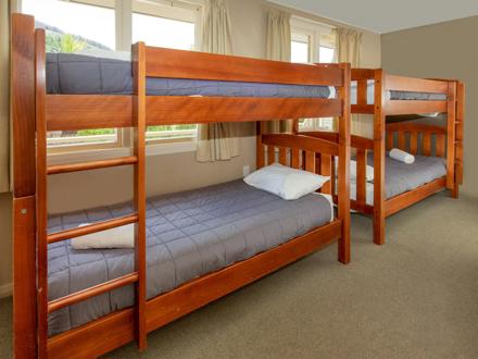 bunk beds in rata lodge at Queenstown TOP 10