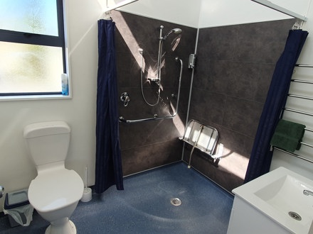 Studio Motel Unit 9 Access Wheelchair Bathroom