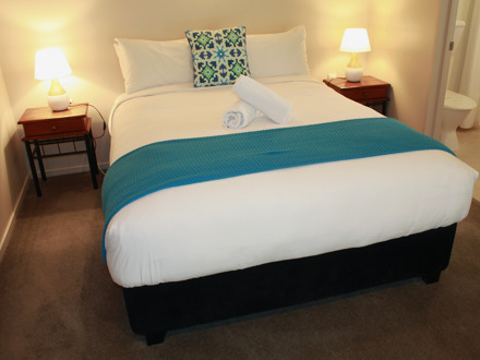 bedroom in motel at Kingston TOP 10