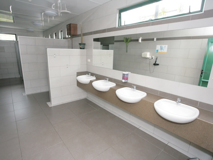 communal bathroom at Oamaru TOP 10