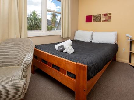bedroom in rata lodge at Queenstown TOP 10