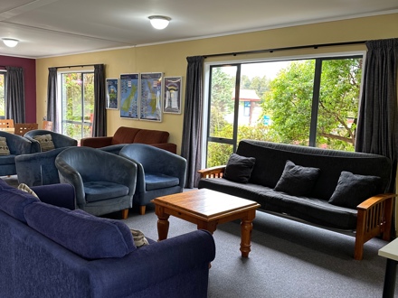 Franz Josef TOP 10 Holiday Park Lodge Sitting Area