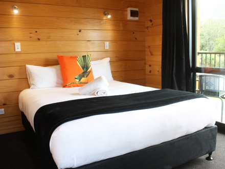 bedroom in log cabin at Kingston TOP 10