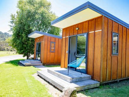 Hot Water Beach TOP 10 Backpacker Cabin Exterior