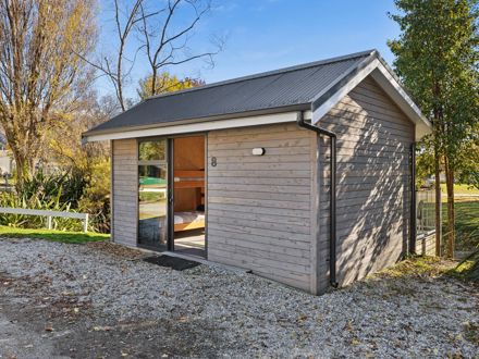 Hampshire Holiday Parks - Glendhu Bay Standard Cabin