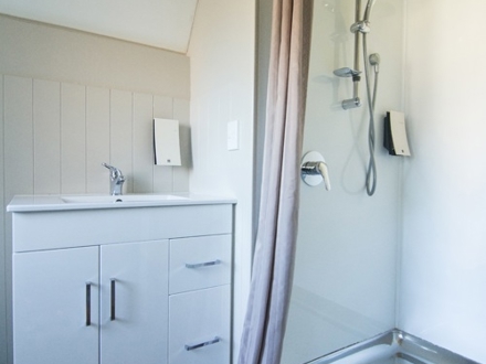 Hastings TOP 10 Holiday Park Park Apartment - 2 Bedroom Shower