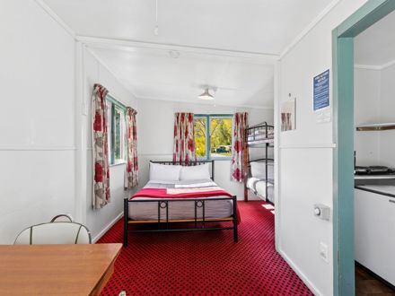 Hampshire Holiday Parks - Glendhu Bay Economy Cabin