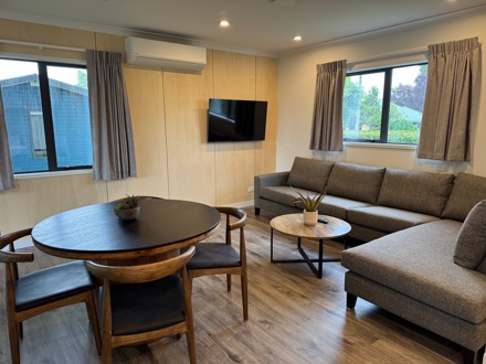 Cambridge TOP 10 Luxury 2 Bedroom Motel Lounge and Dining Area