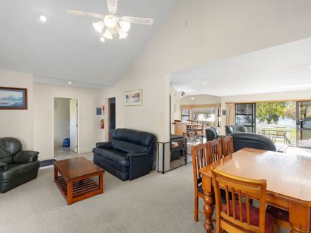 Hampshire Holiday Parks - Glendhu Bay Superior Lake View 3 Bedroom House