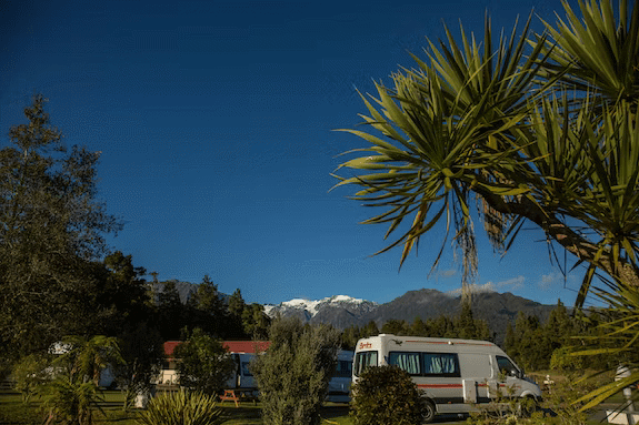 Parking caravans, campervans and motorhomes in Franz Josef