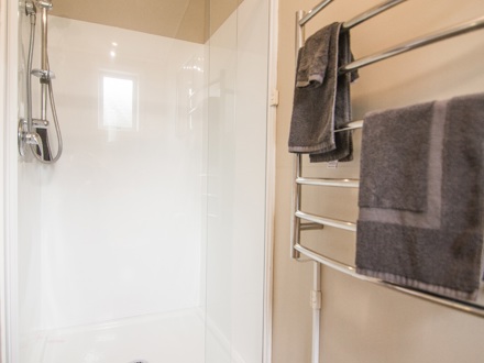 Hastings TOP 10 Holiday Park Park Apartment - 1 Bedroom Shower