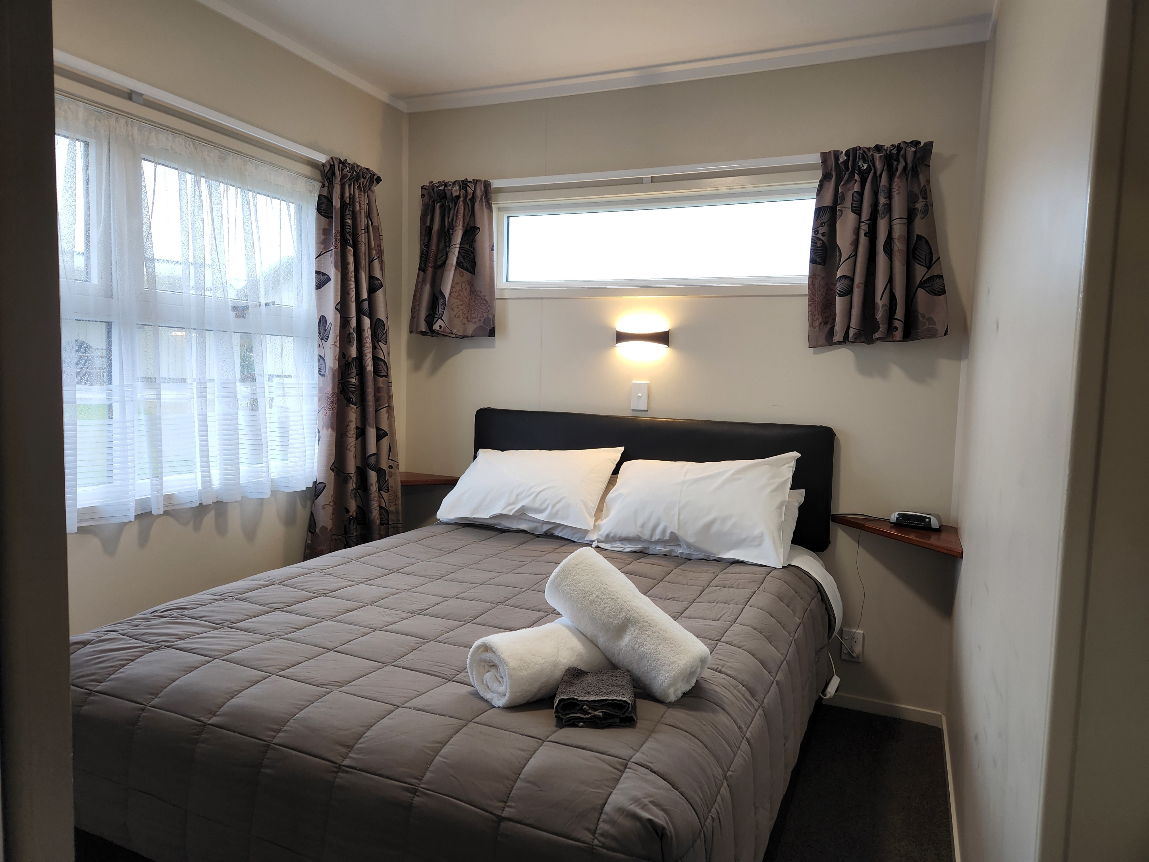 Himatangi Beach TOP 10 Holiday Park self contained unit queen bed