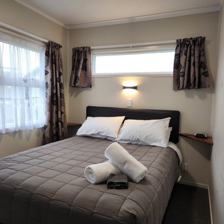 Himatangi Beach TOP 10 Holiday Park self contained unit queen bed