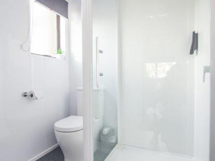 Hastings TOP 10 Holiday Park Motel - 2 Bedroom Shower Toilet