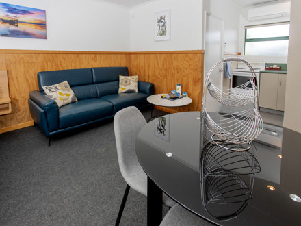 dining and lounge in 1 bedroom motel