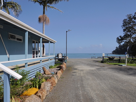 Entrance to Hihi Beach TOP 10 Holiday Park