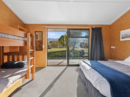 Hampshire Holiday Parks - Glendhu Bay Standard Cabin