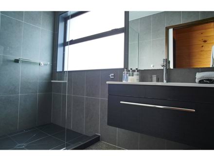 Bathroom in Greymouth Seaview Apartment