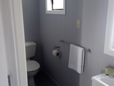 Motutere Bay TOP 10 Self Contained Unit Bathroom