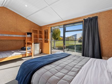 Hampshire Holiday Parks - Glendhu Bay Standard Cabin