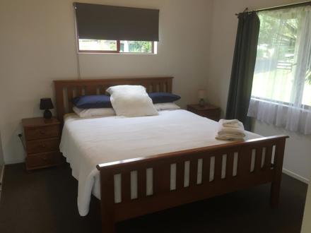 1 Bedroom Park Motel bedroom at Ahipara TOP 10 Holiday Park