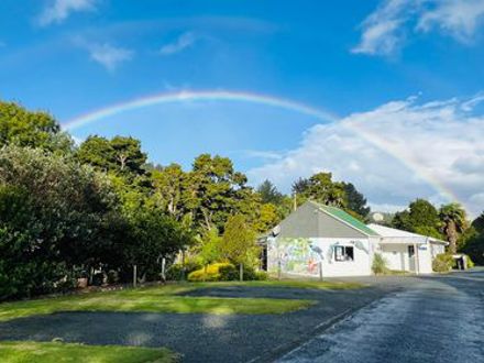 Powered Grass Site Kauri Coast TOP 10 Rainbow