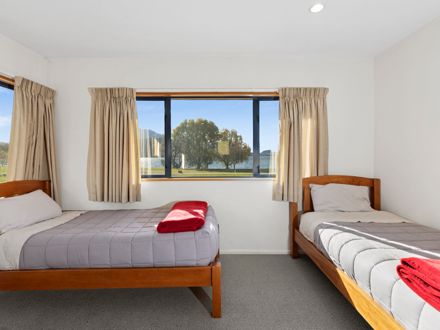 Hampshire Holiday Parks - Glendhu Bay Superior Lake View 3 Bedroom House